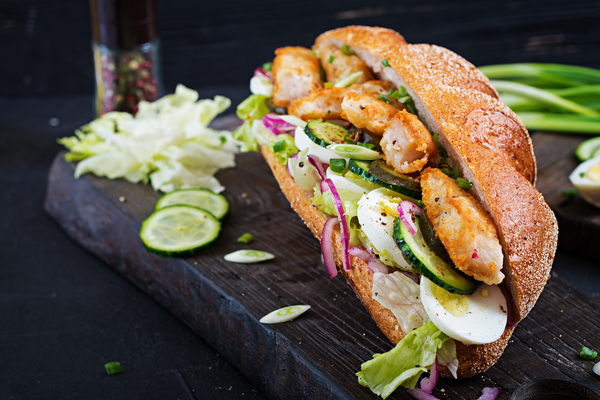 Bocadillo de pescado y pepinos 