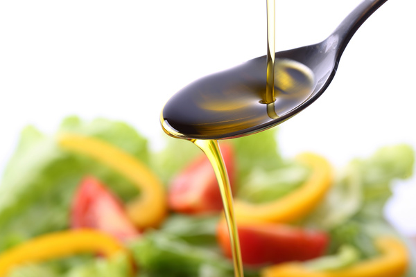 Aliñar ensalada con aceite de oliva 