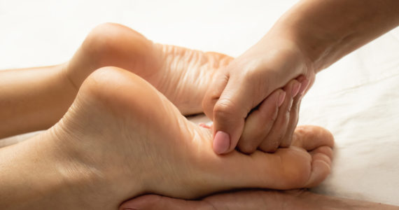Cuidado de los pies con aceite de oliva