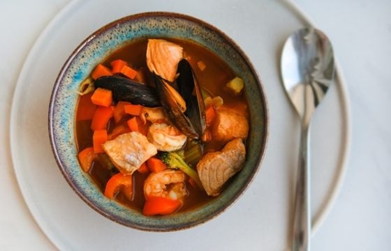 Sopa de pescado y marisco con aceite de oliva