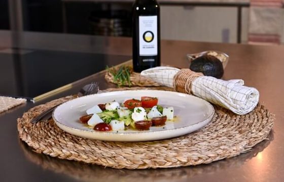 Ensalada de aguacate, huevos de codorniz y bacalao