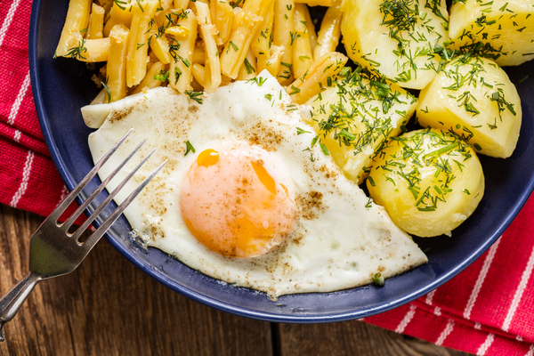 patatas con huevos estrellados