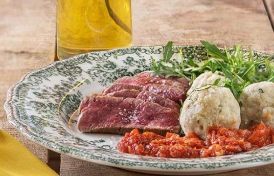 Albóndigas de pan Semmelknödel en salsa