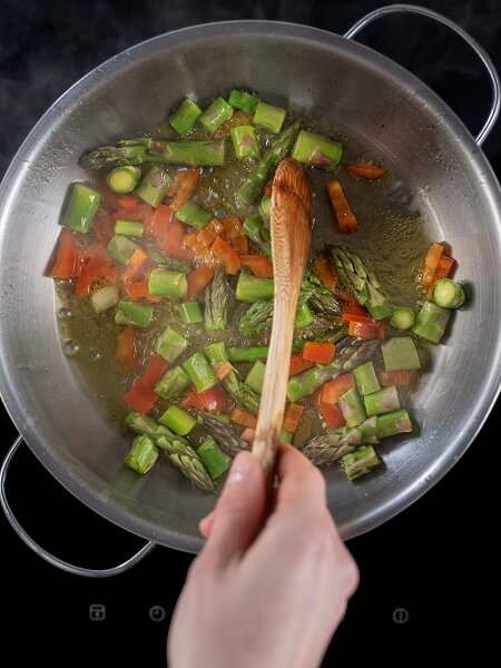 Arroz con espárragos y guisantes