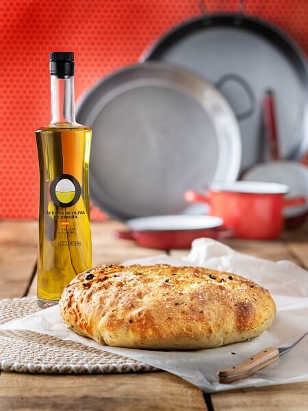 Pan de aceite de oliva con aceitunas y orégano