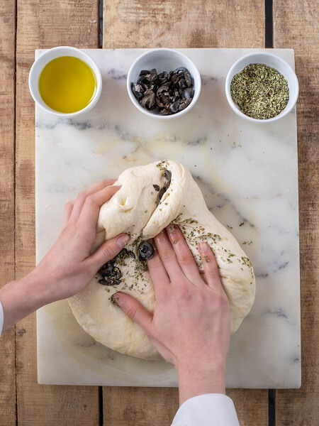 Pan de aceite de oliva con aceitunas y orégano