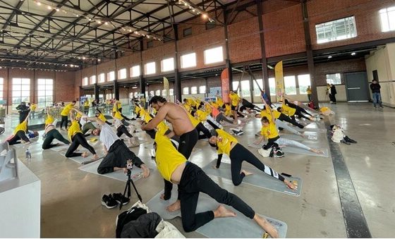 Clase multitudinaria de yoga en México para promocionar una alimentación saludable con los aceites de oliva como grandes protagonistas