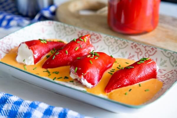 Pimientos del piquillo rellenos de bacalao