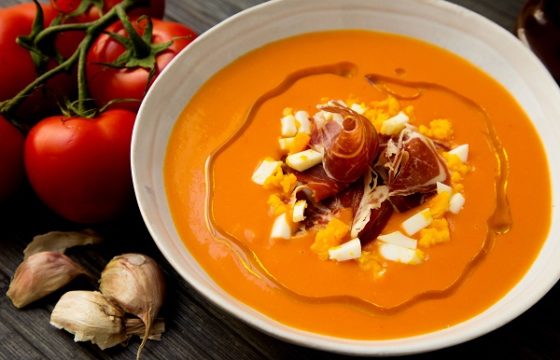 Salmorejo cordobés con jamón ibérico