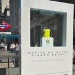 Desaparece “El complemento perfecto” y el bolso de Palomo Spain que lo acompaña, de dos de las vitrinas donde se exhibe la pieza icónica de la nueva campaña de Aceites de Oliva de España