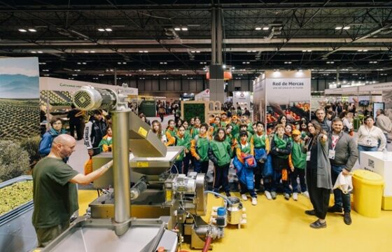 La Interprofesional del Aceite de Oliva divulga la cultura del aceite de oliva virgen extra, produciendo el oro líquido en una almazara en directo en EXPO SAGRIS