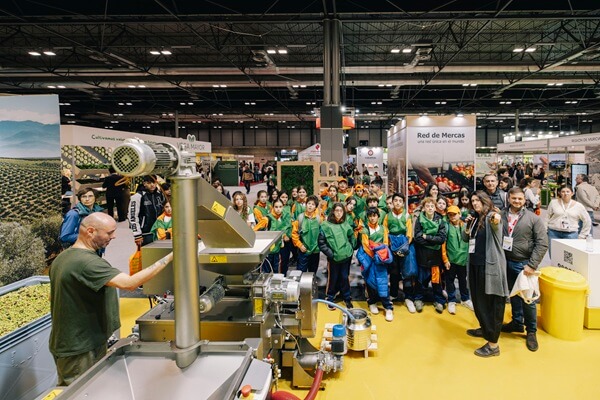 Centenares de escolares asistieron al proceso de extracción del aceite de oliva virgen extra