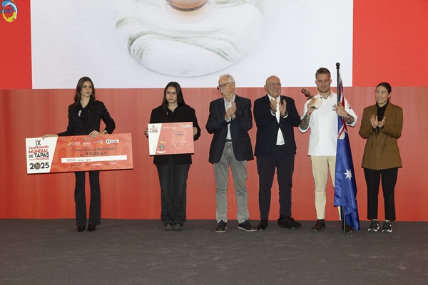 Juan Ignacio Antonio Senovilla fue el encargado de entregar el trofeo Aceites de Oliva de España al ganador