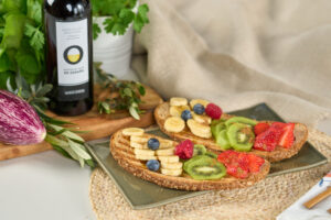 tostadas integrales con fruta y aceite de oliva