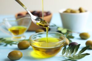 aceite de oliva vertiendose de una cuchada
