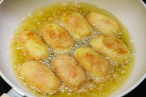 croquetas fritas en sartén